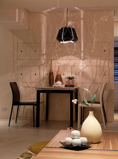 采用树枝雕饰立面，搭以极具现代感的吊灯，营造明亮舒适的用餐环境。
