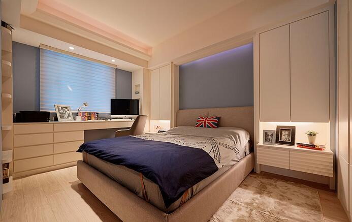 卧室简洁的立面线条内，隐藏着让人难以想象的大量收纳，即使没用主光源，室内光线依然充足。