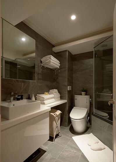 卫浴空间以止滑效果较佳的材质，并以干湿区分离保护老人与小孩的安全。