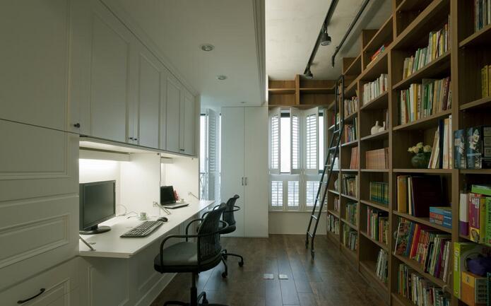 书房的设计，让两个人同时使用也不会打扰到对方，超大书柜则提供强大的收纳功能。