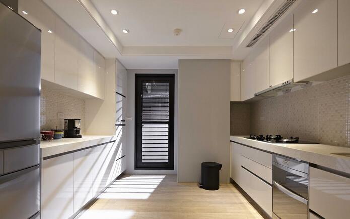 沿墙规划的功能，不仅符合现代生活的使用习惯，也让厨房简洁美观。
