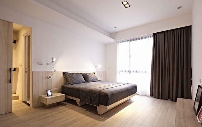 床头以温润木纹酝酿出简约舒爽的空间，营造出舒适的卧眠环境。