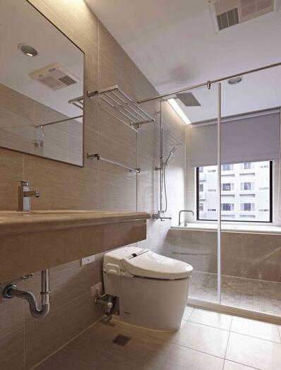 宽敞明亮的卫浴空间，将浴缸规划在窗边，让人享受犹如汤屋的的舒压感。