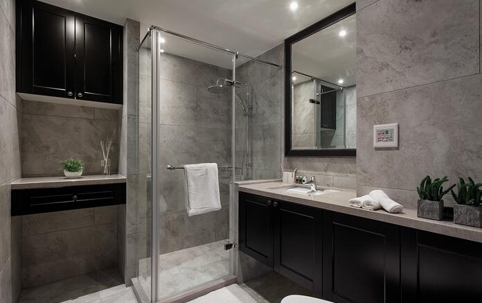 延续主空间的风格色调，加上简洁的门片将干湿区分割，在卫浴中展现现代舒适感。