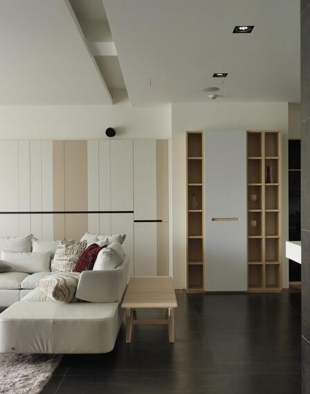 深浅色线条的材质，将收纳与柱体构筑舒适的沙发背景墙。