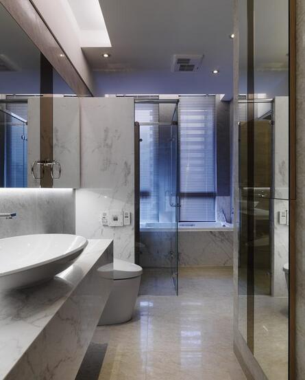 卫浴空间没有过多的装饰，相同材质构筑空间线条的简洁利落。