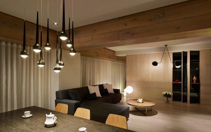 规划纹理丰富的风化实木为梁体，让客厅与餐厅有了明显的界定。