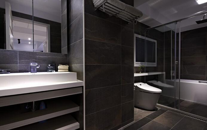 卫浴空间设有两扇对外窗增进空气流通，搭配大气石材板岩砖和精致卫浴配件，打造舒适放松的享受环境。