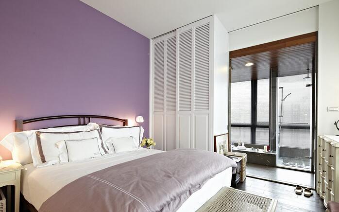 主卧以紫色为主色，连结梁顶的百叶衣柜搭配欧式古典线板，让舒适的睡卧空间纾压解乏。