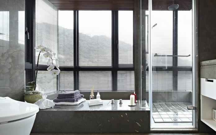 卫浴空间浴缸以降板设计，搭配上窗外的无限绿意，在家就能享受舒适的汤屋体现。