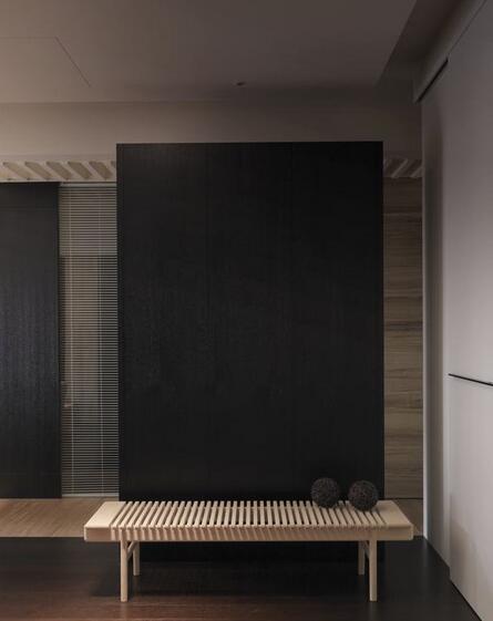 一张设计简单的单椅，一面黑色的墙体，构成玄关的端景与简便的功能。