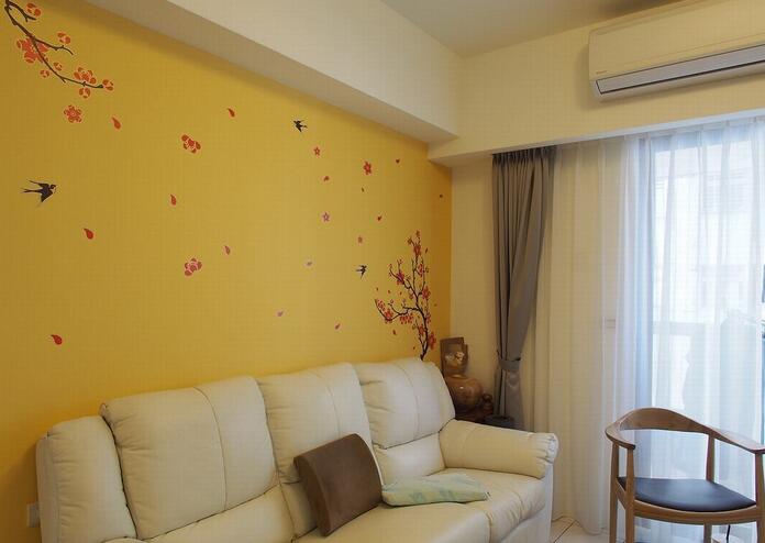 亮丽的黄色背景墙凸显活泼清爽，搭配着点点壁贴，营造简约浪漫的幸福空间。