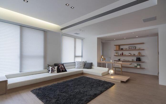 沿着窗边轮廓规划L型卧榻,刻意将沙发高度压低的设计,让室内每个角落都能享有日光相伴。