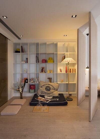 大面积展示柜搭配舒适坐垫，构成舒适阅读角落以及品茶区。