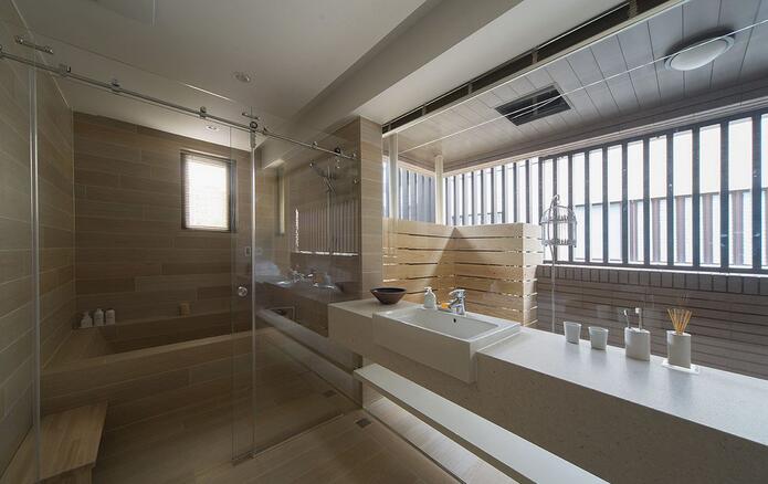 设计师将原本的阳台纳入卫浴空间，打造舒适自然的享受时光。