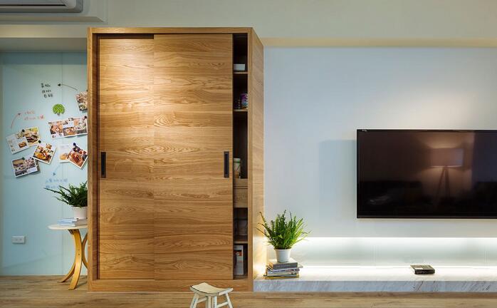 简单的电视背景墙，搭配灰色纹理大理石台面，赋予时尚又蕴含空间层次的设计。