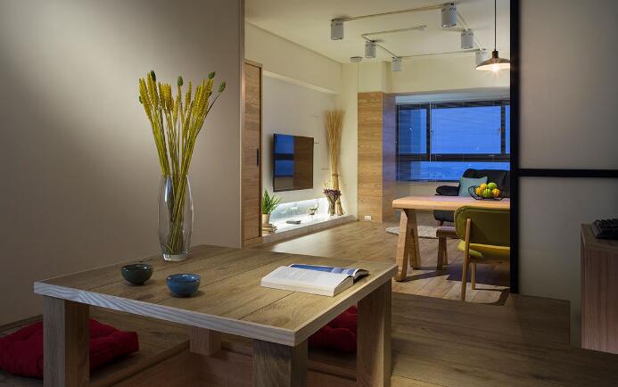 设计师考虑屋主的需求，构建全新的空间格局，将和室加高加大收纳空间。