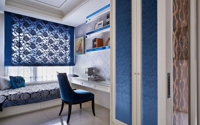 书房空间以蓝色系为主色，不同材质混搭中构筑充足收纳与展示功能。
