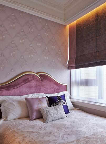 卧室立面选用粉紫色装饰，与同色调的床头板呼应共诉少女情怀。