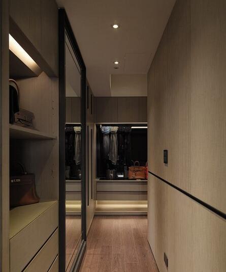 衣帽间柜体以铁件收边，连贯性带动卫浴空间，完美演绎空间与空间的连结。