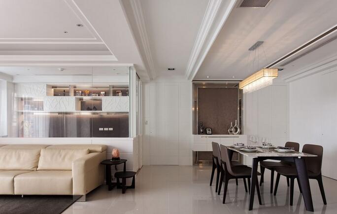 客厅与书房的窗户，都是使空间中心的餐厅明亮的采光点，实现设计师敞亮环境的设计。