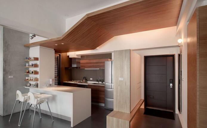 厨房吊顶梁体以木作折板手法，拉升屋高及增添空间律动层次。