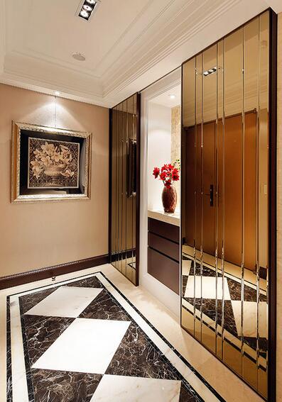 玄关地板以黑白交错勾勒，定义落尘区段，又以线性为茶镜柜面增添空间质感，展现耐人寻味的独特品味。