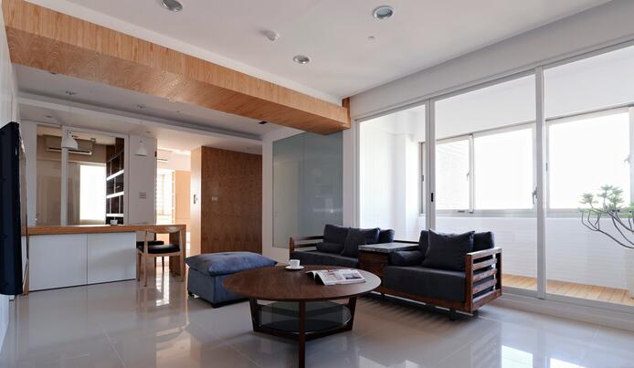 在客厅的设计上，设计师以落地窗引入大量采光，搭以白色为主色调的空间，让人舒适至极。