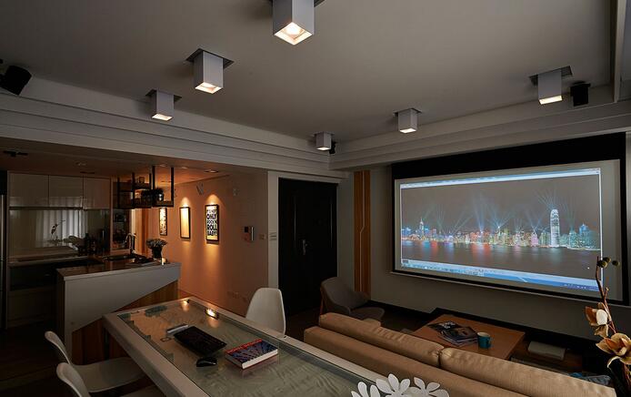 客厅的视听功能由液晶、投影构成，提供了选择性更多的体验效果。