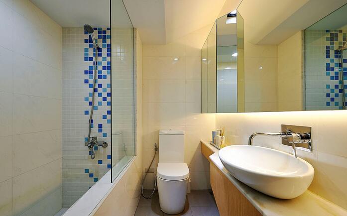 洗手池台面上的折线设计，凸显生活中细微的实用考虑，淋浴区以方块马赛克营造出清爽舒适。
