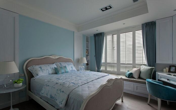卧室的蓝白配色中，又以百叶窗与窗帘妆点，打造令人放松的私领域。