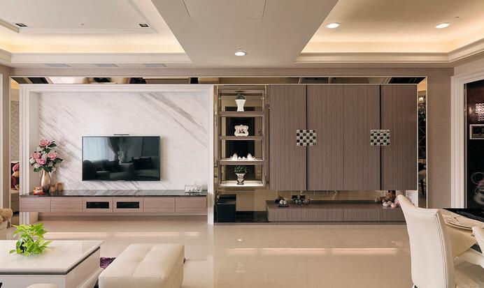 内嵌的电视墙与木质收纳柜，以条状茶镜的延伸，统一空间整体性。