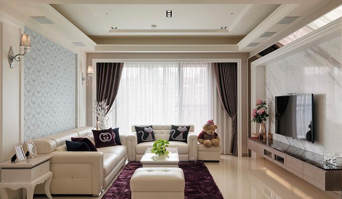 白色的沙发皮革与精致紫色抱枕、地毯的搭配，铺陈质感奢华的公领域。