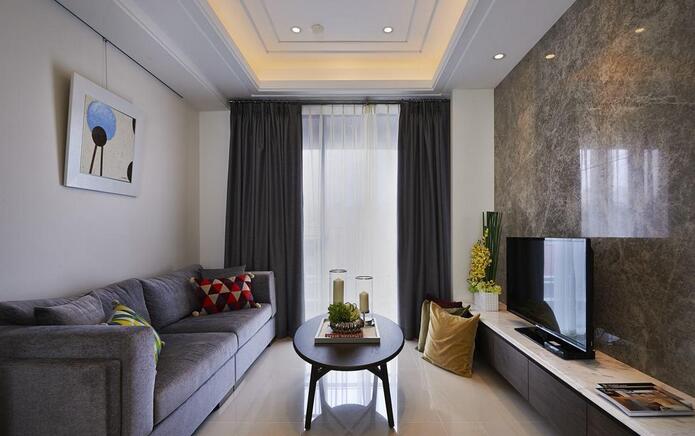 留白的沙发背景墙，让视觉重心聚焦于大理石，设计师将风格介于现代和古典之间，营造精致的生活氛围。