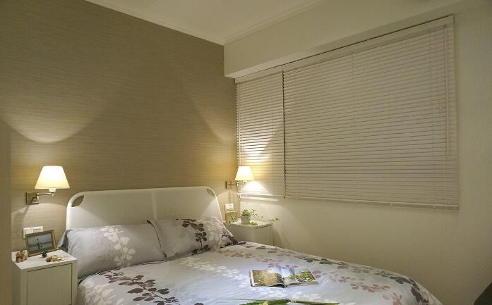 卧室的的壁布铺陈低调又有质感，打造能够纾压自然的卧眠空间。