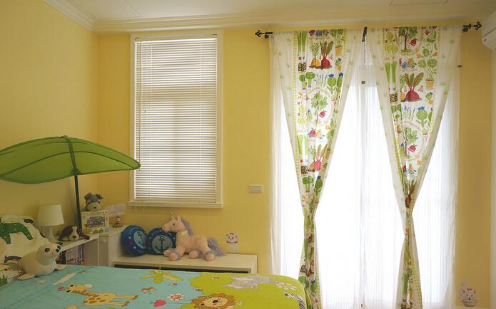 设计师通过过温润的暖色调，搭以充足的采光，打造舒适宜人的纯净儿童房。