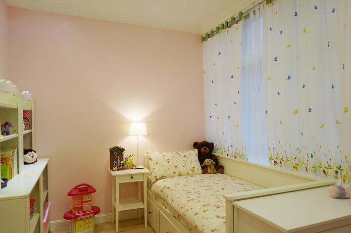 在窗帘或是床单的选择上，袭来一阵粉色柔和的淡淡浪漫风。