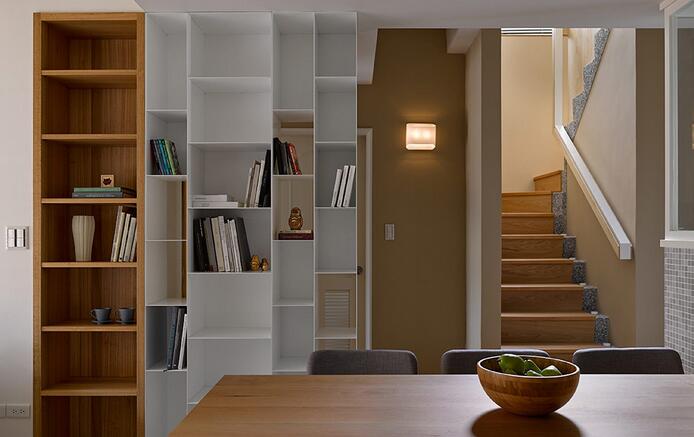 不同材质的收纳空间搭配楼梯处涌入的自然光，让空间弥漫自然休闲。