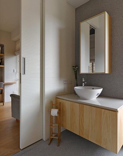 简洁的卫浴空间，搭配柔和的自然光线，连结室内与户外的异样风情。