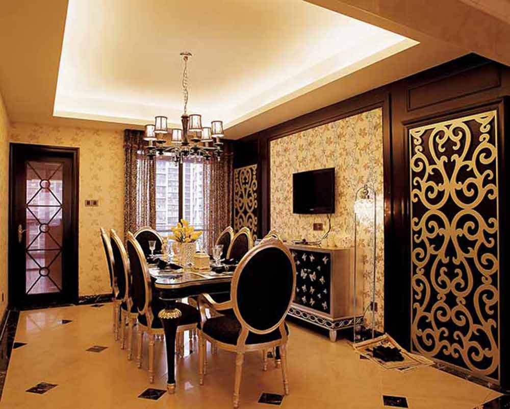 餐厅柜体与桌椅采用一致的风格，体现了设计风格的统一。电视背景墙的花色壁纸在华美中嵌入了文雅的气质。