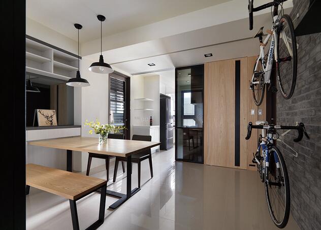 厨房处设计一道推门，与一旁通往客浴的隐藏门设计，共创了一致且协调的空间设计。