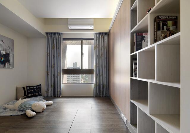 卧室的地面特别架高，直接代替了床架，木纹铺陈的空间裡，结合一面收纳柜体，营造出了自然、舒适的感受。
