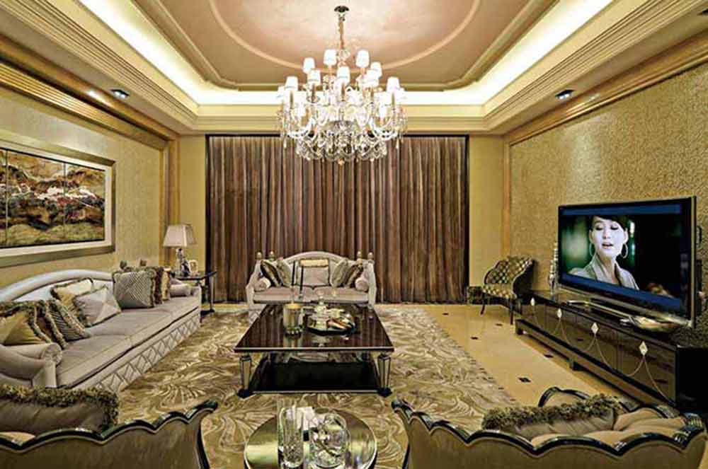 金箔花色壁纸为客厅环境铺陈出了金碧辉煌的基调。绒面质感的窗帘更是尽显庄重与奢华。大面积的金色线条图案的地毯提升了空间的流动性。