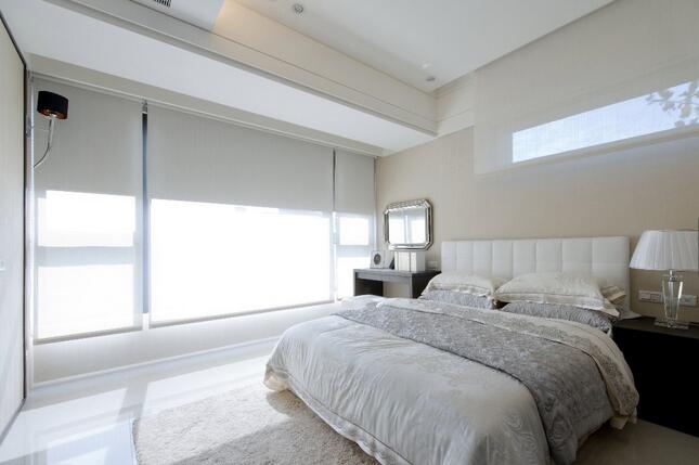 浅米黄的墙面色系，搭配白色系的床品与满盈的日光，烘托了一室的自然温馨。