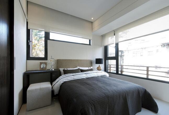 床侧与床头都设置了对外的窗户，使房间透风采光充足，并选用了米白色半透光的卷帘，以便调节光照角度。