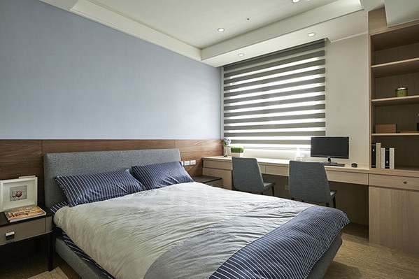 设计师将次卧以双人房为规划，满足了更多现实的需求。利落简约的线条设计能为休息者创造更为轻松的环境感受。