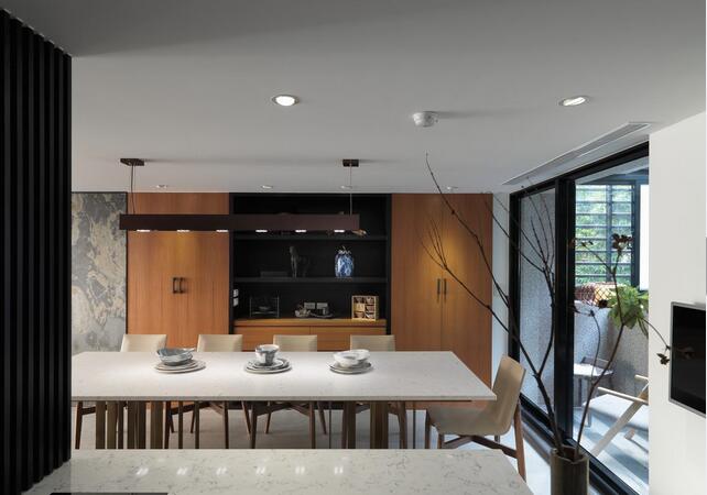 风格优质且功能实用性十分充足的餐厨空间里，设计师运用不同的质材和样式轻松规划出了区域中的点、线、面。