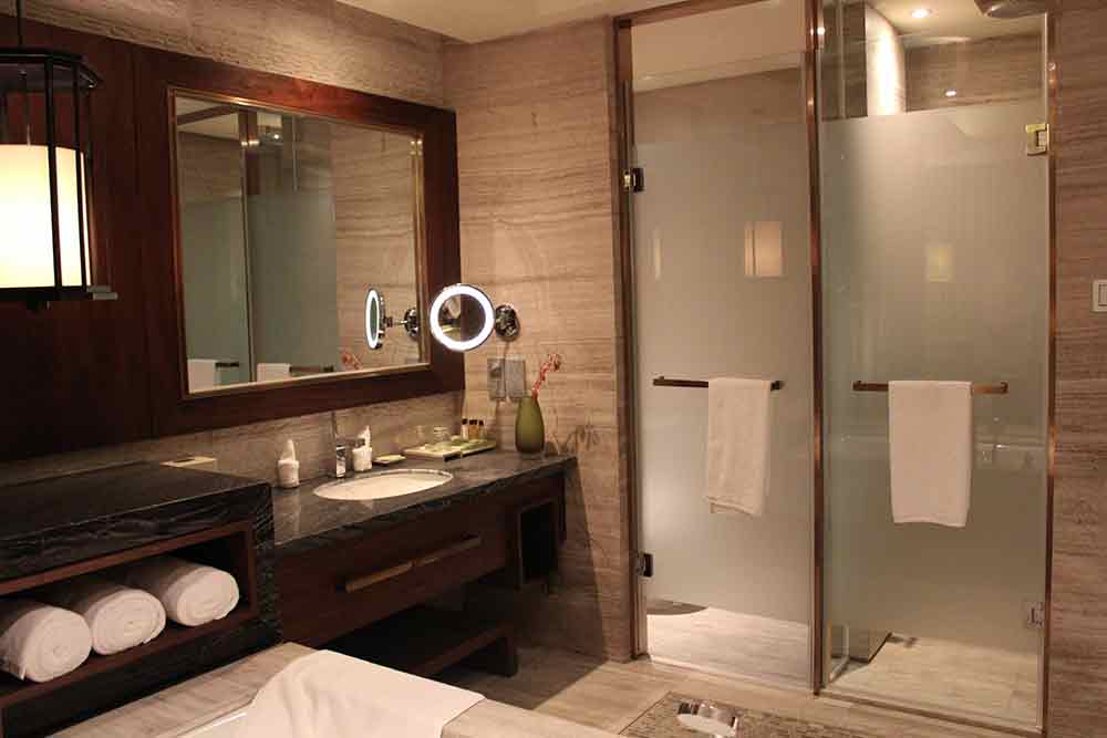 卫生间的设计较为简洁和前卫。洗手台与浴室柜一体分层的设计体力感十足，干湿分区的磨砂玻璃隔门质感高端。