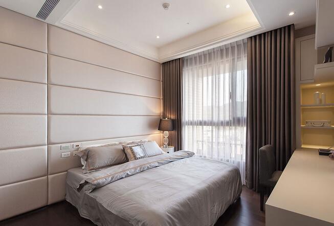床头的绷皮设计为墙面主要造型，横纹的装饰将墙面大大拉宽，充分拓展了卧室的视觉效果。