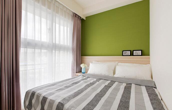 次卧则选用青草绿色作为主色铺陈，塑造了起居空间内鲜明活泼的个性。
